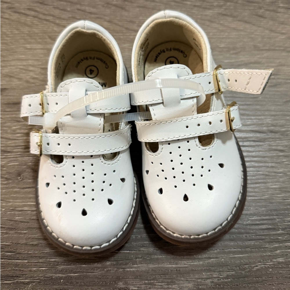 FootMates White Dress Shoes Elegant and Timeless